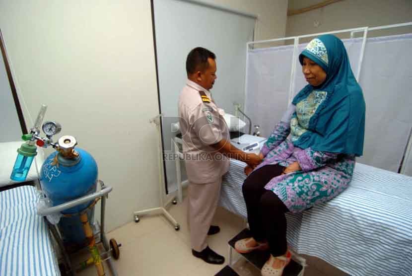 Sejumlah calon jamaah haji memeriksakan kesehatan (Republika/Raisan Al Farisi)