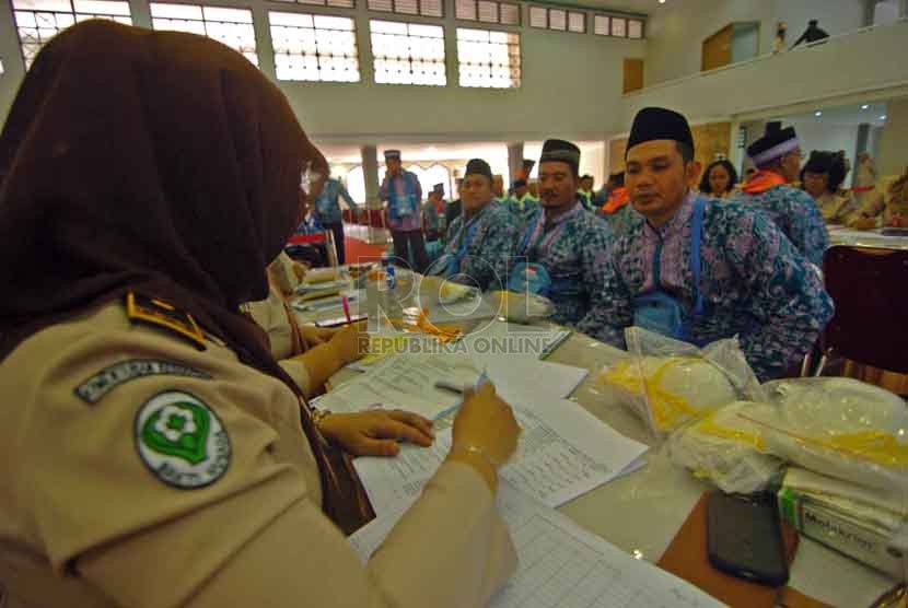 Sejumlah calon jamaah haji mengambil obat-obatan di Gedung Serba Guna Asrama haji, Pondok Gede, Jakarta Timur, Ahad (31/8). (Republika/Raisan Al Farisi)