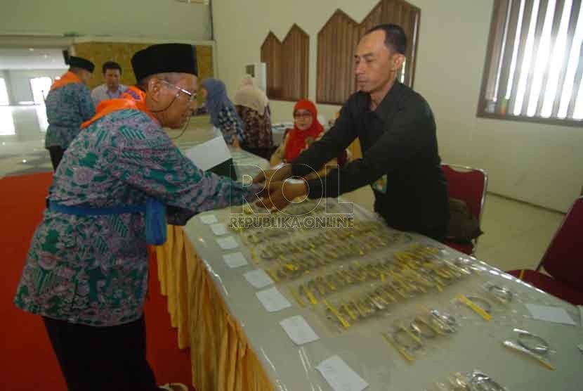 Sejumlah calon jamaah haji mengambil obat-obatan di Gedung Serba Guna Asrama haji, Pondok Gede, Jakarta Timur, Ahad (31/8). (Republika/Raisan Al Farisi)