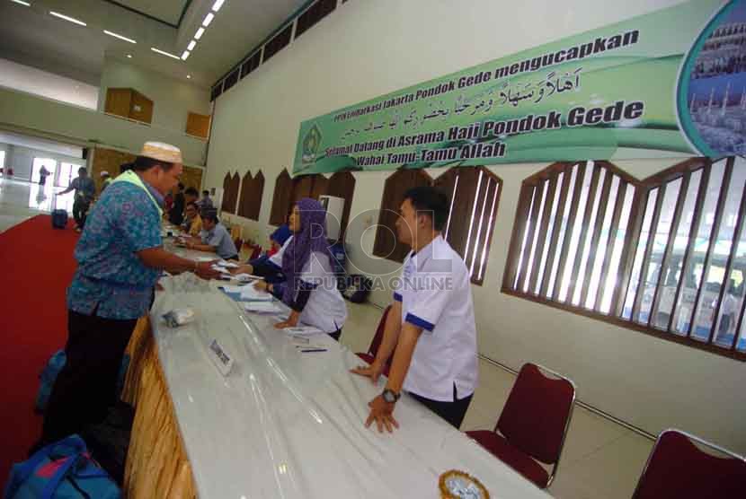 Sejumlah calon jamaah haji mengambil paspor berbentuk gelang di Gedung Seerba Guna Asrama haji, Pondok Gede, Jakarta Timur, Ahad (31/8). (Republika/Raisan Al Farisi)