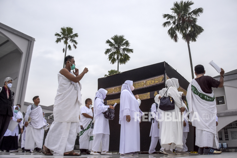 SEjumlah calon jamaah haji mengikuti manasik haji di halaman Masjid Pusdai, Kota Bandung. (ilustrasi)