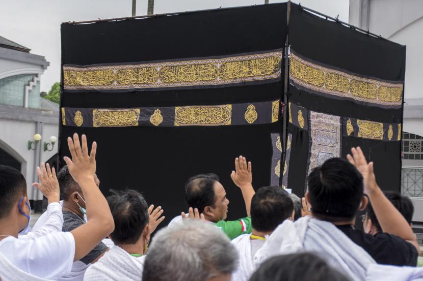 Sejumlah calon jamaah haji mengikuti manasik haji di halaman Masjid Pusdai, Kota Bandung, Kamis (26/5/2022).