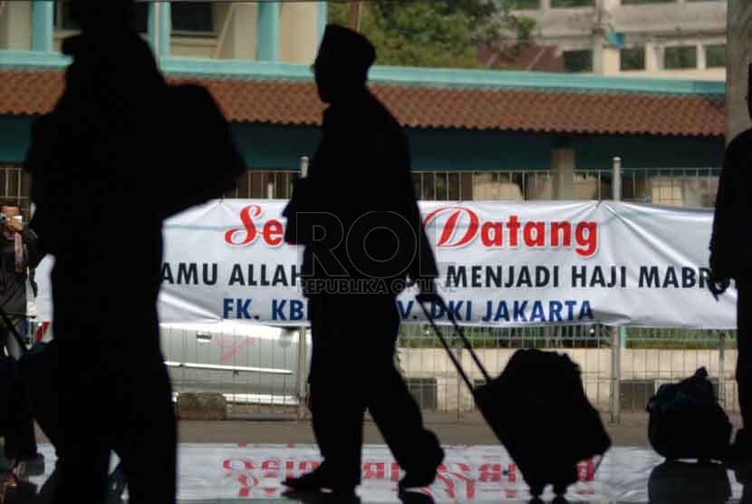 Sejumlah calon jamaah haji menunggu kedatangan bus untuk mengantar ke asrama Haji di Gedung Serba Guna asrama haji, Pondok Gede, Jakarta Timur, Ahad (31/8). (Republika/Raisan Al Farisi)