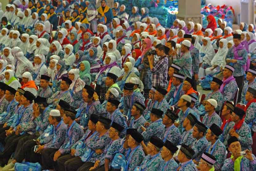 Sejumlah calon jamaah haji menunggu panggilan untuk mengumpulkan kelengkapan keberangkatan haji di Gedung Serba Guna asrama haji, Pondok Gede, Jakarta Timur, Ahad (31/8).(Republika/Raisan Al Farisi)