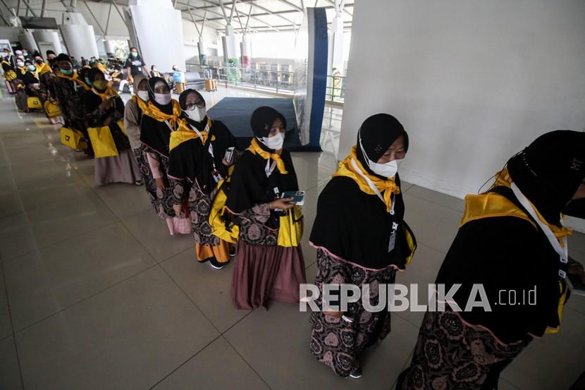 Sejumlah calon jamaah umrah mengantre saat memasuki Terminal 2 Bandara Internasional Juanda Surabaya di Sidoarjo, Jawa Timur (ilustrasi). 