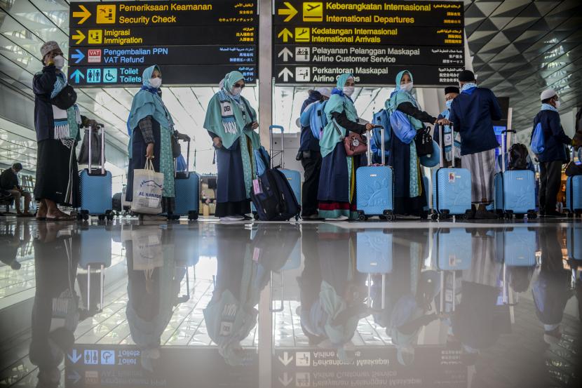 Sejumlah calon jamaah umroh mengantre untuk pemeriksaan dokumen di Terminal 3 Bandara Internasional Soekarno-Hatta, Tangerang, Banten. Pemerintah masih terapkan OGP untuk penerbangan umroh 