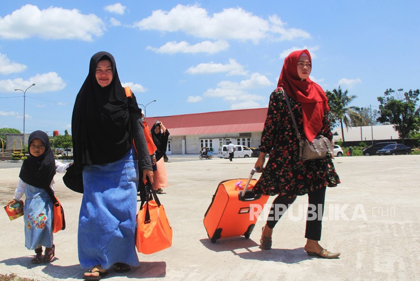 Sejumlah calon jamaah umroh yang batal berangkat ke Jeddah lewat Malaysia berjalan menuju halaman parkir kendaraan di Pelabuhan Internasional PT Pelindo I Dumai di Dumai, Riau, Jumat (28/2). (ilustrasi)