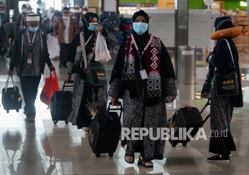 Sejumlah calon jamaah umroh berjalan ke loket lapor diri di Terminal 3 Bandara Soekarno Hatta, Tangerang, Banten (Ilustrasi). Pemeriksaaan kesehatan jamaah umroh penting demi keselamatan bersama 