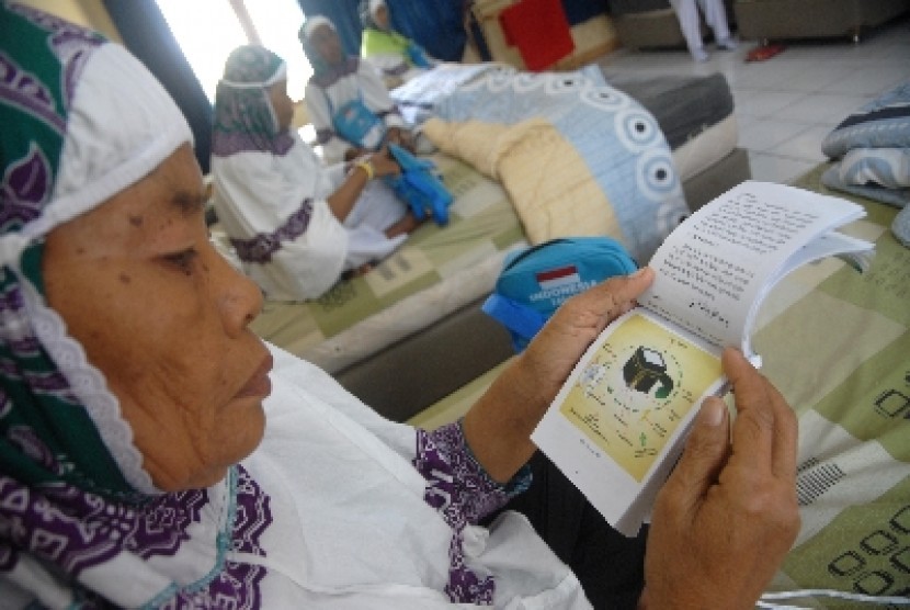 Sejumlah calon Jemaah Haji Lanjut Usia mengisi waktu senggang mereka membaca buku-buku Doa menunggu keberangkatan mereka di Asrama Haji Pondok Gede, Jakarta,