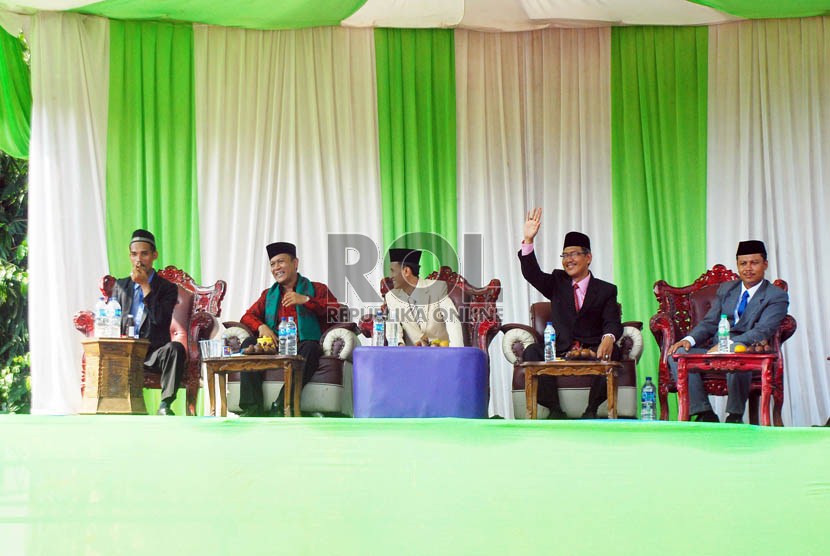 Sejumlah calon Kepala Desa yang akan bertarung dalam pemilihan Kepala Desa di Desa Susukan Kecamatan Bojonggede,Kabupaten Bogor, Ahad (24/3).(Republika/Musiron)
