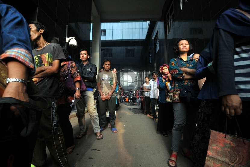  Sejumlah calon pasien pengguna BPJS kelas III mengantre di RS Budhi Asih, Jakarta Timur, Rabu (4/11).  (Republika/Rakhmawaty La'lang)