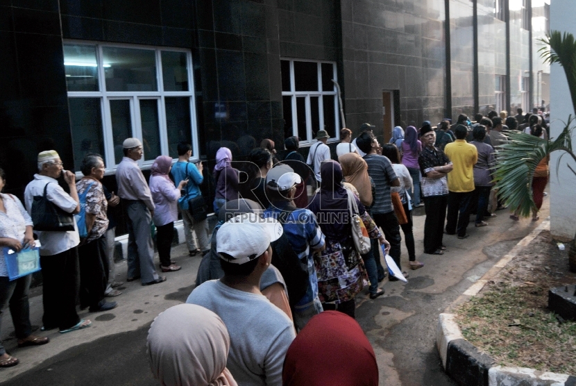 Sejumlah calon pasien pengguna BPJS kelas III mengantre di RS Budhi Asih, Jakarta Timur, Rabu (4/11).   (Republika/Rakhmawaty La'lang)