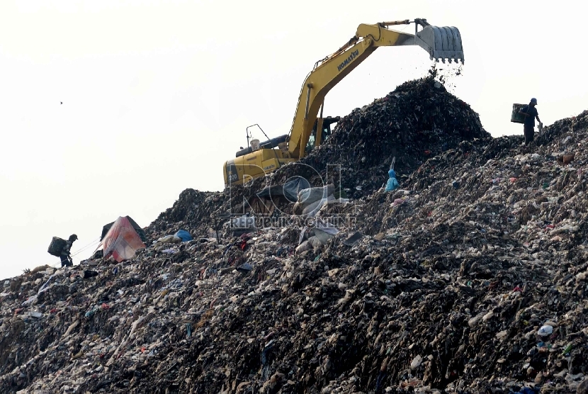  Suasana aktivitas di Tempat Pengolahan Sampah Terpadu (TPST) Bantar gebang, Kota Bekasi, Rabu (4/11).  (Republika/Yasin Habibi)