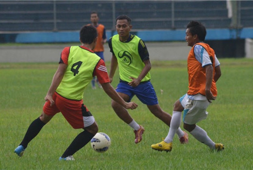 Sejumlah calon pemain Madiun Putra FC (MPFC) mengikuti seleksi perdana MPFC di Stadion Wilis Kota Madiun, Jawa Timur, Senin (14/1). 