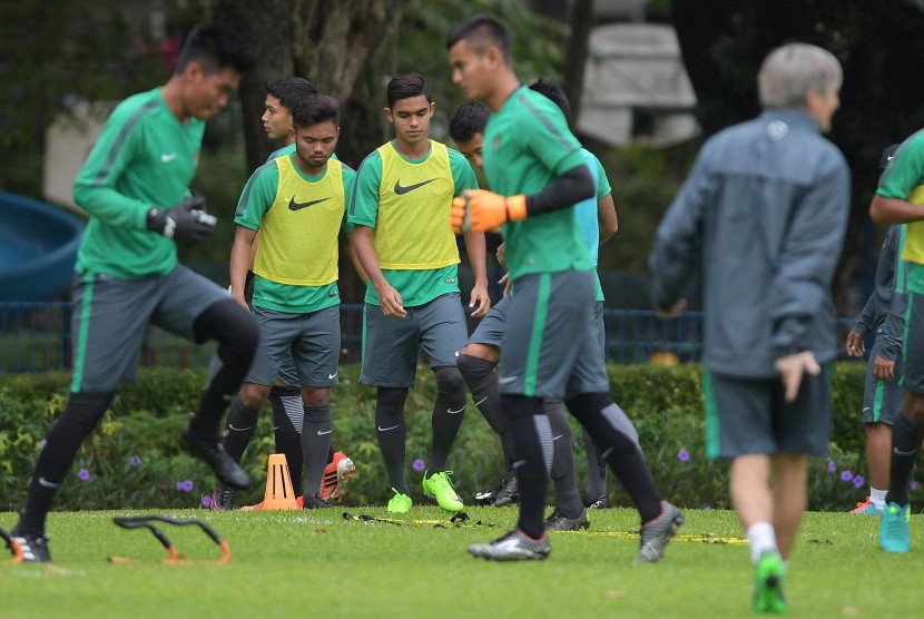 Sejumlah calon pemain Timnas U-22 mengikuti seleksi tahap kedua di Lapangan Sekolah Pelita Harapan, Karawaci, Tangerang, Selasa (28/2). Pekan ini, kembali digelar seleksi tahap tiga atau yang terakhir.