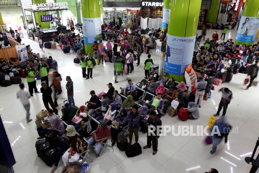  Sejumlah calon pemudik menanti kedatangan kereta di Stasiun Gambir, Jakarta, Rabu (21/6). 