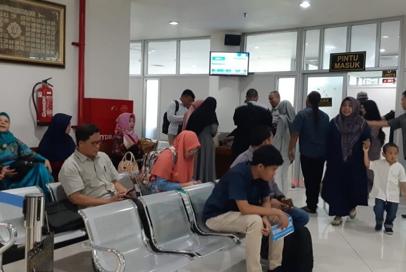 Sejumlah calon pendaftar mahasiswa baru mengantre untuk mengikuti tes Penerimaan Mahasiswa Baru (PMB) di Universitas Muhammadiyah Surakarta (UMS), Rabu (2/1). PMB di UMS tahun akademik 2019/2020 dilaksanakan mulai 2 Januari sampai 25 Agustus 2019. 