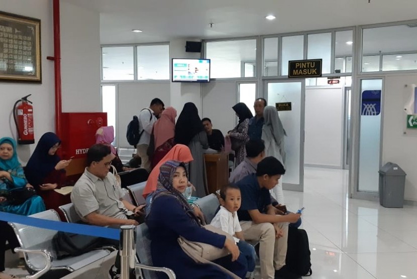 Sejumlah calon pendaftar mahasiswa baru mengantre untuk mengikuti tes Penerimaan Mahasiswa Baru (PMB) di Universitas Muhammadiyah Surakarta (UMS). (Ilustrasi)