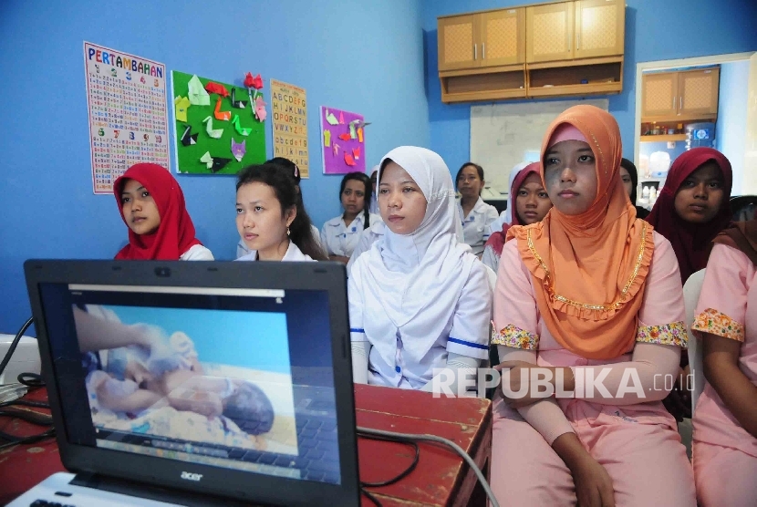 Sejumlah calon pengasuh bayi (baby sitter) memperhatikan cara merawat bayi dan balita di Lembaga Pelatihan Kerja Tiara Citra, Kemang, Jakarta Selatan.
