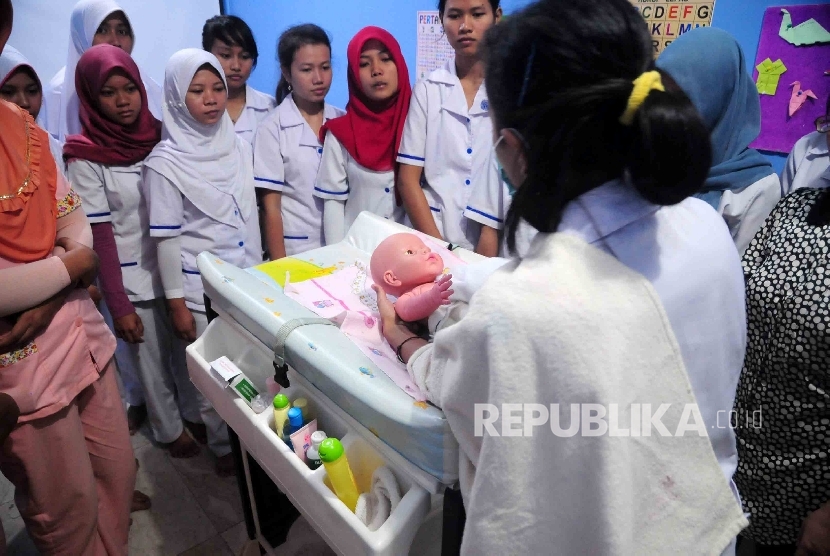 Sejumlah calon pengasuh bayi (baby sitter) memperhatikan cara merawat bayi dan balita di Lembaga Pelatihan Kerja Tiara Citra, Kemang, Jakarta Selatan.