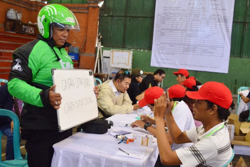  Sejumlah calon pengemudi ojek berbasis online, Gojek, melakukan registrasi di Lapangan Buyung, Kota Denpasar, Bali, beberapa waktu lalu..  