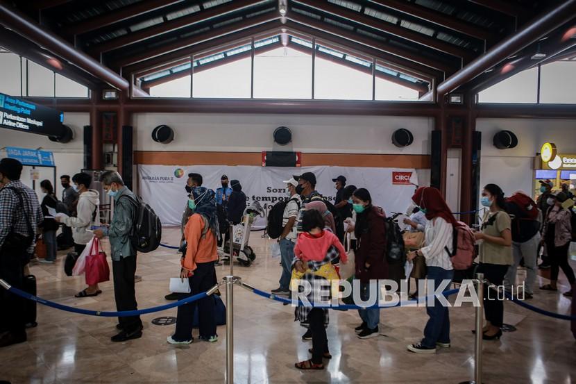 Sejumlah calon penumpang antre saat validasi dokumen kesehatan di Terminal 2 Bandara Soekarno Hatta, Tangerang, Banten, Selasa (18/5). Secara kumulatif, pergerakan penumpang di 19 bandara AP II pada 6-17 Mei 2021 turun 91 persen dan pergerakan pesawat turun 77 persen.