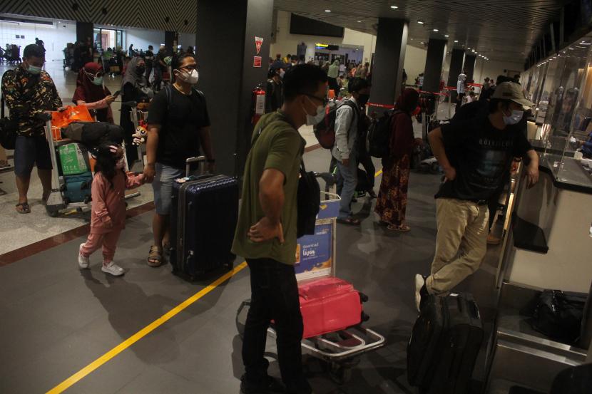 Sejumlah calon penumpang antre untuk lapor diri di loket Bandara Internasional Juanda Surabaya di Sidoarjo, Jawa Timur. Berdasarkan data trafik yang diperoleh, PT Angkasa Pura I mencatat Bandara Juanda Surabaya menempati peringkat pertama dengan jumlah statistik penerbangan tertinggi dari 15 bandara kelolaan selama arus mudik libur Lebaran 2022. Direktur Utama PT Angkasa Pura I, Faik Fahmi menyampaikan pada periode 25 April hingga 1 Mei, terdapat sebanyak 78.228 penumpang dan 461 pesawat terlayani. 