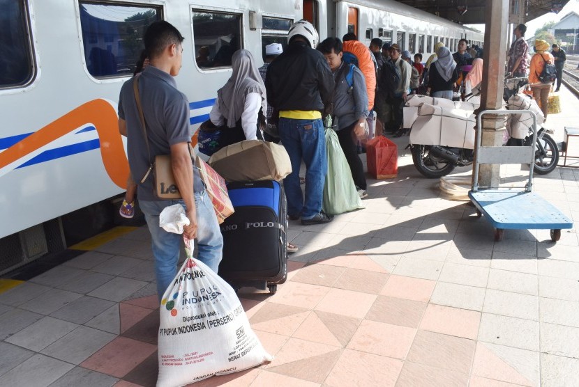 Sejumlah calon penumpang arus balik lebaran bersiap naik Kereta Api (KA) Kahuripan di Stasiun (KA) Madiun, Jawa Timur, Senin (10/6/2019).