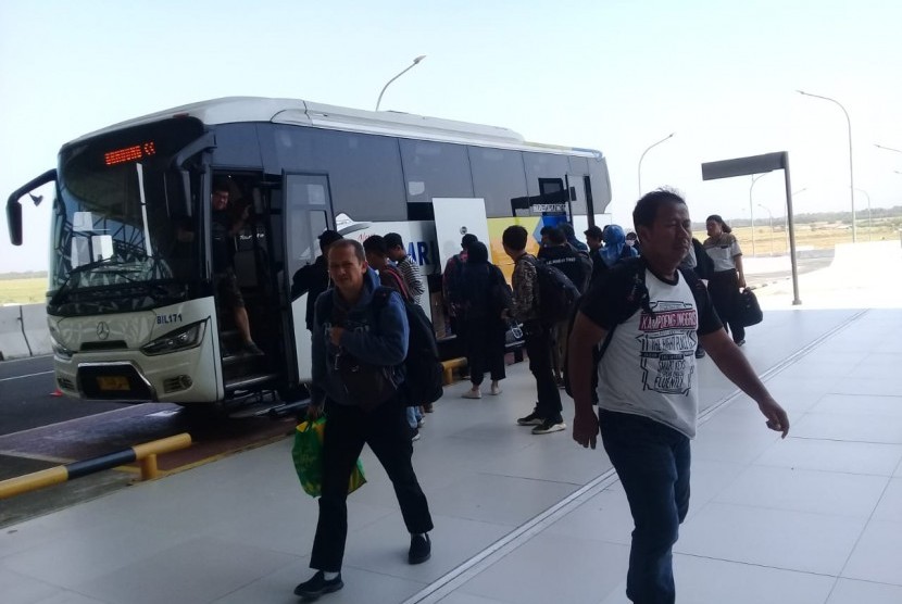 Sejumlah calon penumpang baru turun dari bus Damri tujuan Bandung - Kertajati, di Bandara Internasional Jawa Barat (BIJB) Kertajati, Kabupaten Majalengka, Senin (1/7). 
