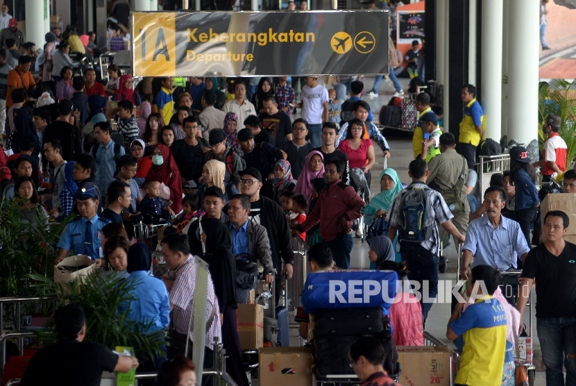 H 4 Lebaran Bandara Soekarno Hatta Mulai Dipadati Pemudik Republika Online 2629