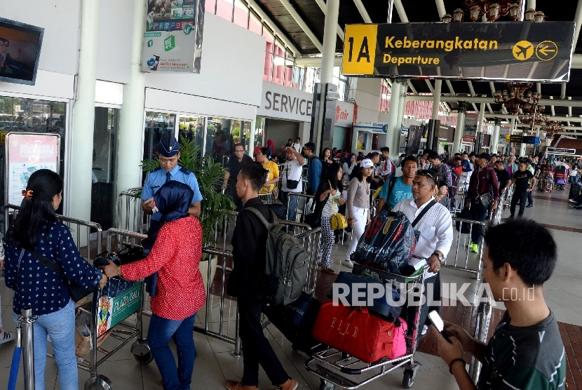 Sejumlah calon penumpang berada di area Terminal Keberangkatan di Bandara Soekarno Hatta di Tangerang, Banten. ilustrasi