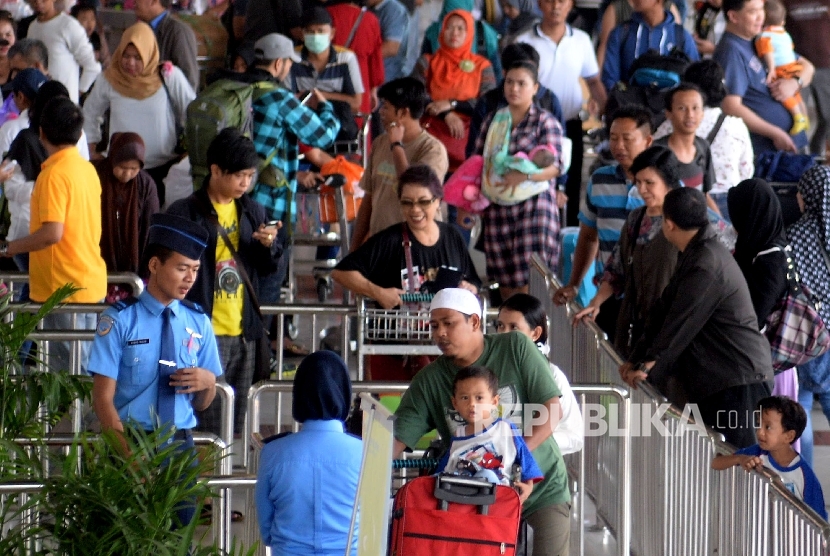 Sejumlah calon penumpang berada di area Terminal Keberangkatan di Bandara Soekarno Hatta di Tangerang, Banten,Sabtu (2/7). Pengelola Bandara Soekarno-Hatta PT Angkasa Pura (AP) II memprediksi puncak arus mudik di bandara akan terjadi pada Sabtu H-4 dan Aha