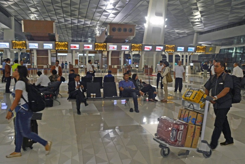 Sejumlah calon penumpang beraktivitas di terminal 3 baru bandara Soekarno Hatta, Tangerang, Banten, Selasa (9/8) dini hari. 