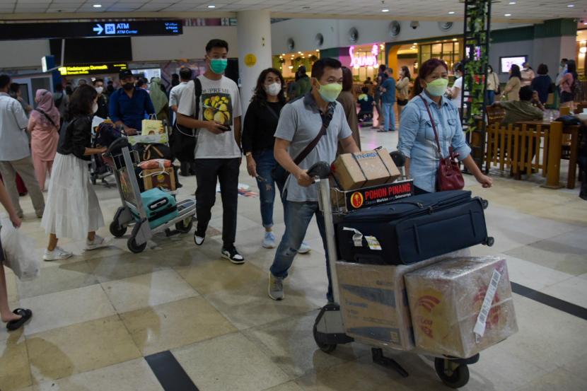 Sejumlah calon penumpang berjalan di area terminal keberangkatan Bandara Kualanamu, Deli Serdang, Sumatera Utara, Kamis (24/3/2022). Para pelaku perjalanan luar negeri (PPLN) saat ini tidak perlu menjalani karantina bila hendak masuk ke Indonesia. 