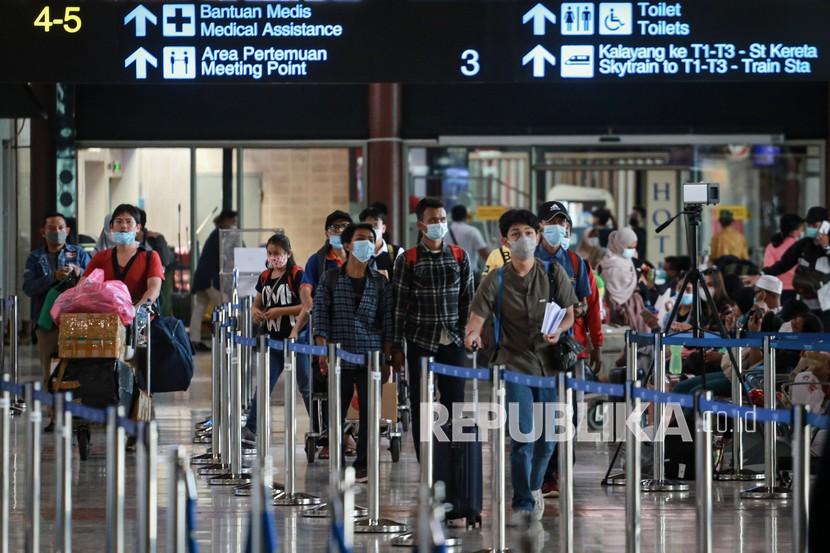 Sejumlah calon penumpang berjalan menuju konter validasi dokumen kesehatan di Terminal 2 Bandara Soekarno Hatta, Tangerang, Banten, Selasa (18/5/2021). Berdasarkan data pengelola Bandara Soekarno Hatta pada hari pertama pasca larangan mudik, tercatat ada sebanyak 76.942 pergerakan penumpang dan ada sebanyak 651 pergerakan pesawat baik datang maupun pergi melalui Bandara Soekarno Hatta. 