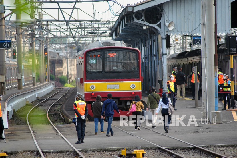 Sejumlah calon penumpang berjalan menuju KRL Commuter Line di Stasiun Bogor, Jawa Barat, Senin (14/9). Hari pertama penerapan Pembatasan Sosial Berskala Besar (PSBB) Total di wilayah Jakarta, suasana penumpang KRL Commuter Line di Stasiun Bogor terlihat lengang serta kapasitas pengguna hanya 50 persen dengan membatasi setiap gerbongnya hanya dapat diisi 74 penumpang. 