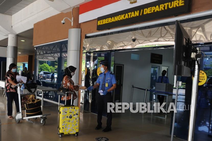 Sejumlah calon penumpang berjalan menuju ruang lapor diri di Bandara Sultan Mahmud Badaruddin II Palembang, Sumatera Selatan, Ahad (2/5/2020). 