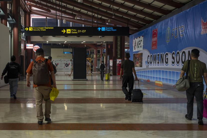 Sejumlah calon penumpang berjalan menuju terminal keberangkatan di Bandara Soekarno-Hattai, Banten, Rabu (31/8/2022). 