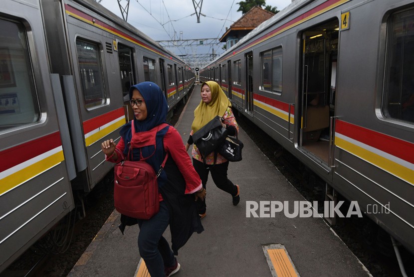 Sejumlah calon penumpang bersiap memasuki gerbong penumpang salah satu rangkaian kereta rel listrik (KRL) Commuterline.