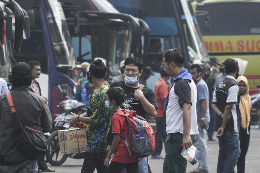 Sejumlah calon penumpang bersiap menaiki bus di Terminal Bekasi. ilustrasi. Penumpang ke arah Sumatra sudah naik sekitar 20 persen dari penumpang normal.