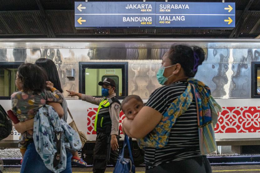 Sejumlah calon penumpang bersiap menaiki Kereta Api Argo Bromo Anggrek tujuan Jakarta di Stasiun Tawang, Semarang, Jawa Tengah (ilustrasi)  