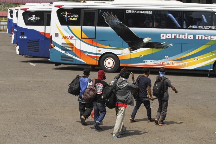Sejumlah calon penumpang bersiap naik bus di area Terminal Jatijajar, Depok. Ilustrasi