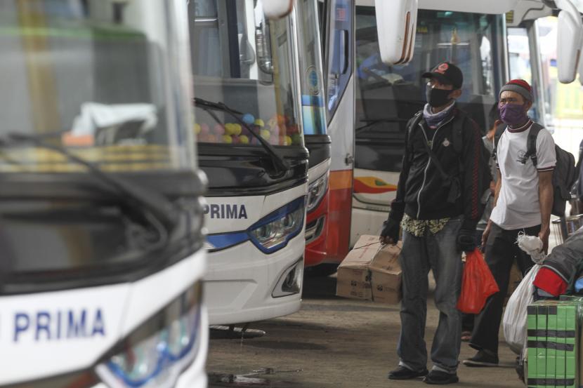 Sejumlah calon penumpang bersiap naik bus di area Terminal Jatijajar, Depok, Jawa Barat. Pemerintah Depok resmi mengeluarkan larangan mudik lebaran tahun ini.