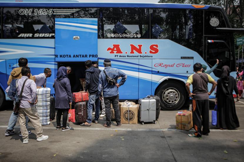 Sejumlah calon penumpang bus memasukkan barang bawaannya ke dalam bagasi bus di Terminal Poris Plawad, Kota Tangerang, Banten, Senin (18/4/2022). (Ilustrasi)