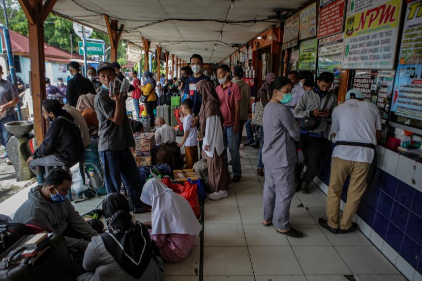 Sejumlah calon penumpang bus menunggu jadwal keberangkatan di Terminal Kalideres, Jakarta (ilustrasi)