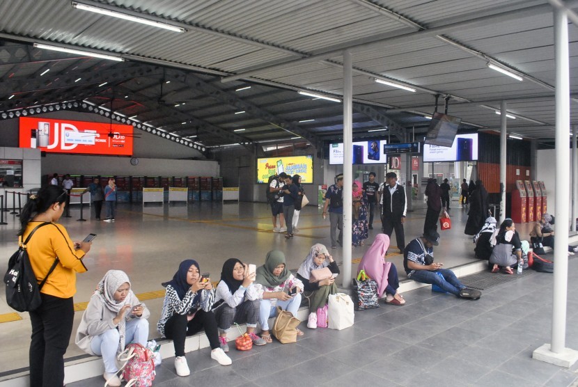 KRL Anjlok. Sejumlah calon penumpang di Stasiun Bogor, Jawa Barat, Ahad (10/3). kibat KRL Commuter Line 1722 yang anjlok di perlintasan Kebon Pedes, Bogor, keberangkatan KRL dari Stasiun Bogor ditiadakan.