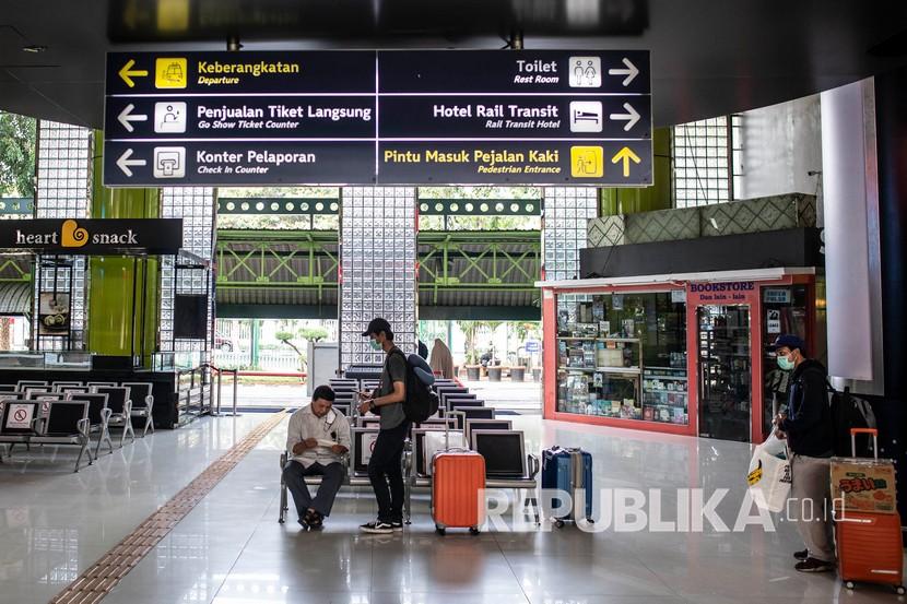 Sejumlah calon penumpang duduk di ruang tunggu Stasiun Gambir, Jakarta, Sabtu (11/7). PT Kereta Api Indonesia (Persero) atau KAI mencatat peningkatan penumpang kereta api (KA) jarak jauh pada Juli 2020. 