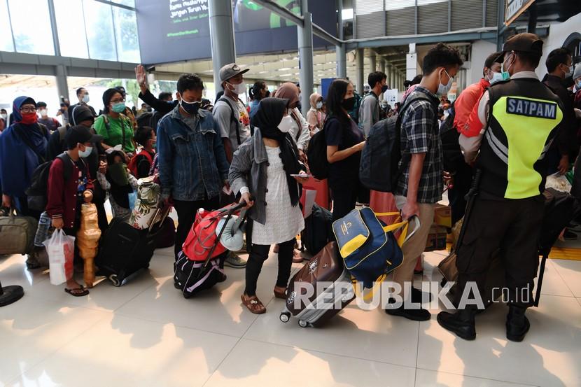 Sejumlah calon penumpang KA Brantas tujuan Pasar Senen-Blitar mengantre menaiki kereta di Stasiun Senen, Jakarta, Kamis (20/5/2021). Usai peraturan larangan mudik lebaran 2021 berakhir, sebanyak 39 ribu tiket kereta api jarak jauh terjual untuk keberangkatan pada Kamis (20/5). 