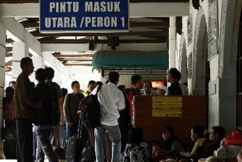 Sejumlah calon penumpang Kereta Api mulai berdatangan di Stasiun Pasar Senen, Jakarta, Kamis, (25/10).