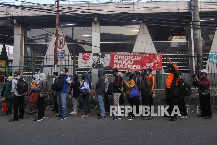 Sejumlah calon penumpang KRL mengantre di Stasiun Citayem, Depok, Jawa Barat, Kamis (8/7/2021). Antrean tersebut terjadi imbas dari pemberlakuan kapasitas pengguna kereta rel listrik hanya sebanyak 52 orang pada masa PPKM Darurat. 